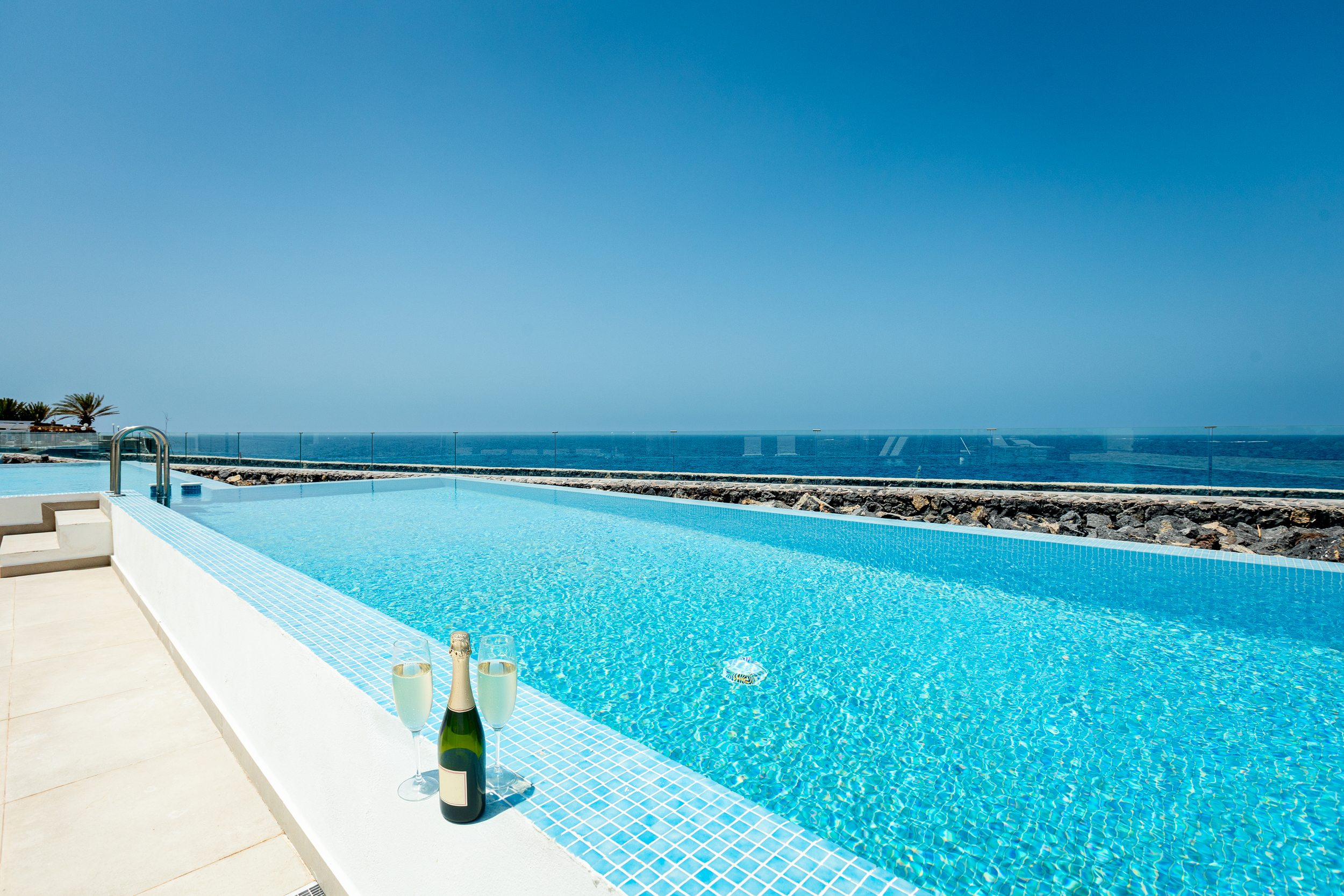 Piscina infinity de Villa Minerva frente al océano Atlántico